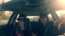 Dieses Mädchen und ihr Vater ziehen im Auto eine Rap-Show ab... Ein perfektes Duo!