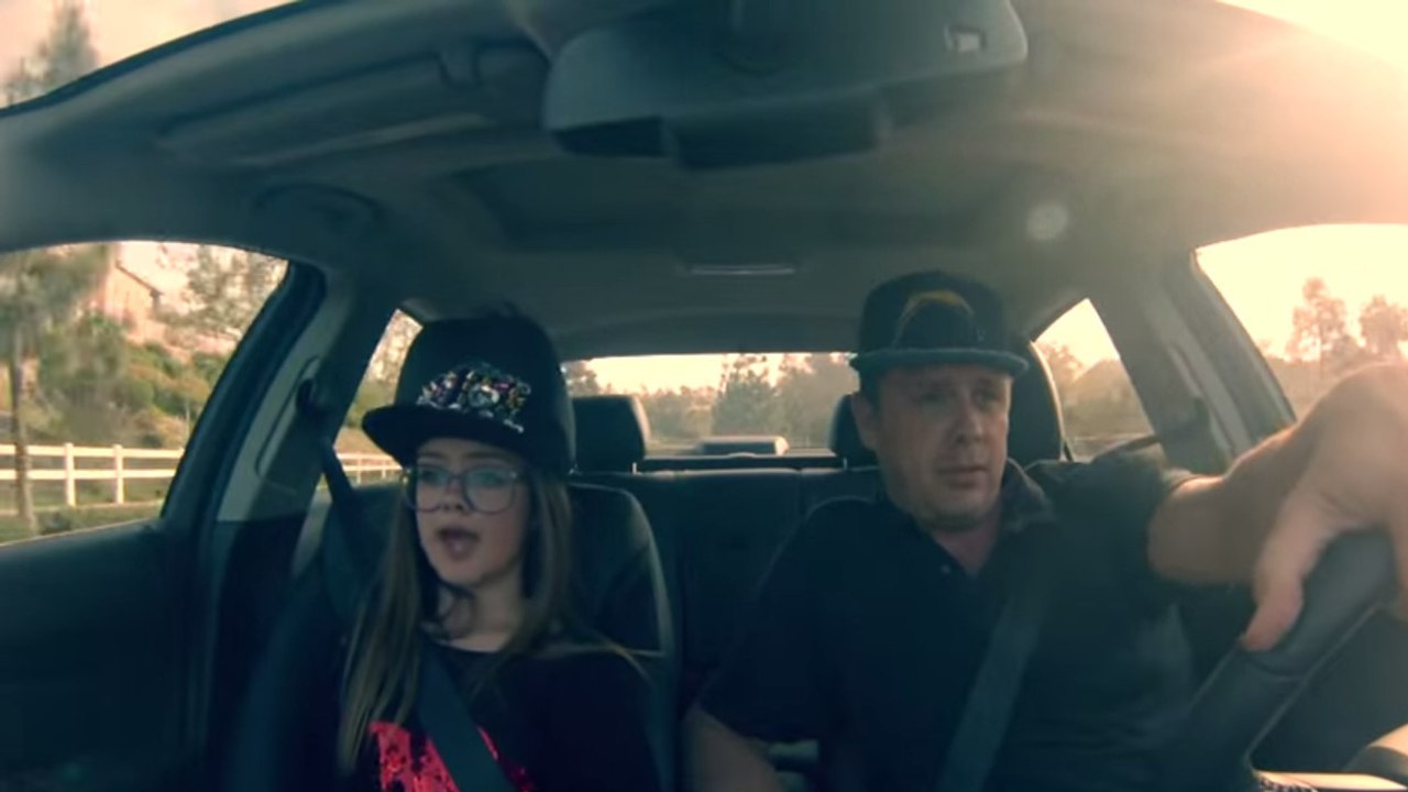 Dieses Mädchen und ihr Vater ziehen im Auto eine Rap-Show ab... Ein perfektes Duo!