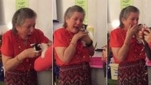 Eine Lehrerin aus Texas, traurig über den Verlust ihrer Katze, weint aus Freude als ihre Schüler ihr zwei Kätzchen schenken