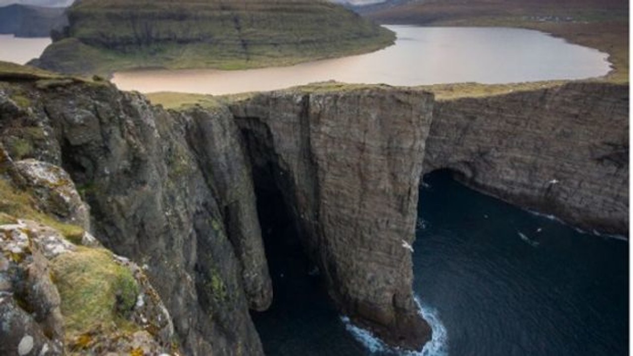 Färöer-Inseln: Was ist das Geheimnis des Sees, der über dem Meer schwebt?