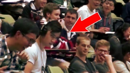 Dieser junge Mann sieht sich in der Vorlesung einen Porno-Film an... und wird ertappt, weil er den Kopfhörer nicht eingeschaltet hat