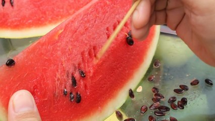Warum du Wassermelonenkerne auf keinen Fall wegwerfen solltest