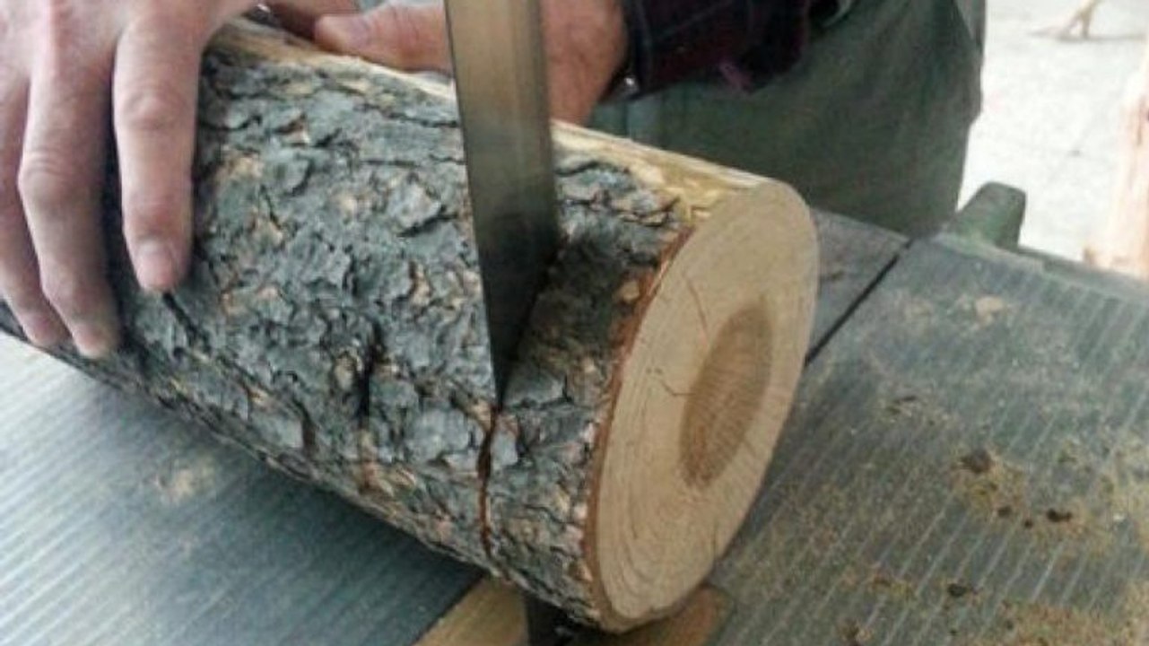 Dieser Mann sägt einen Holzstamm in Scheiben ... Wunderbar, was er daraus macht!