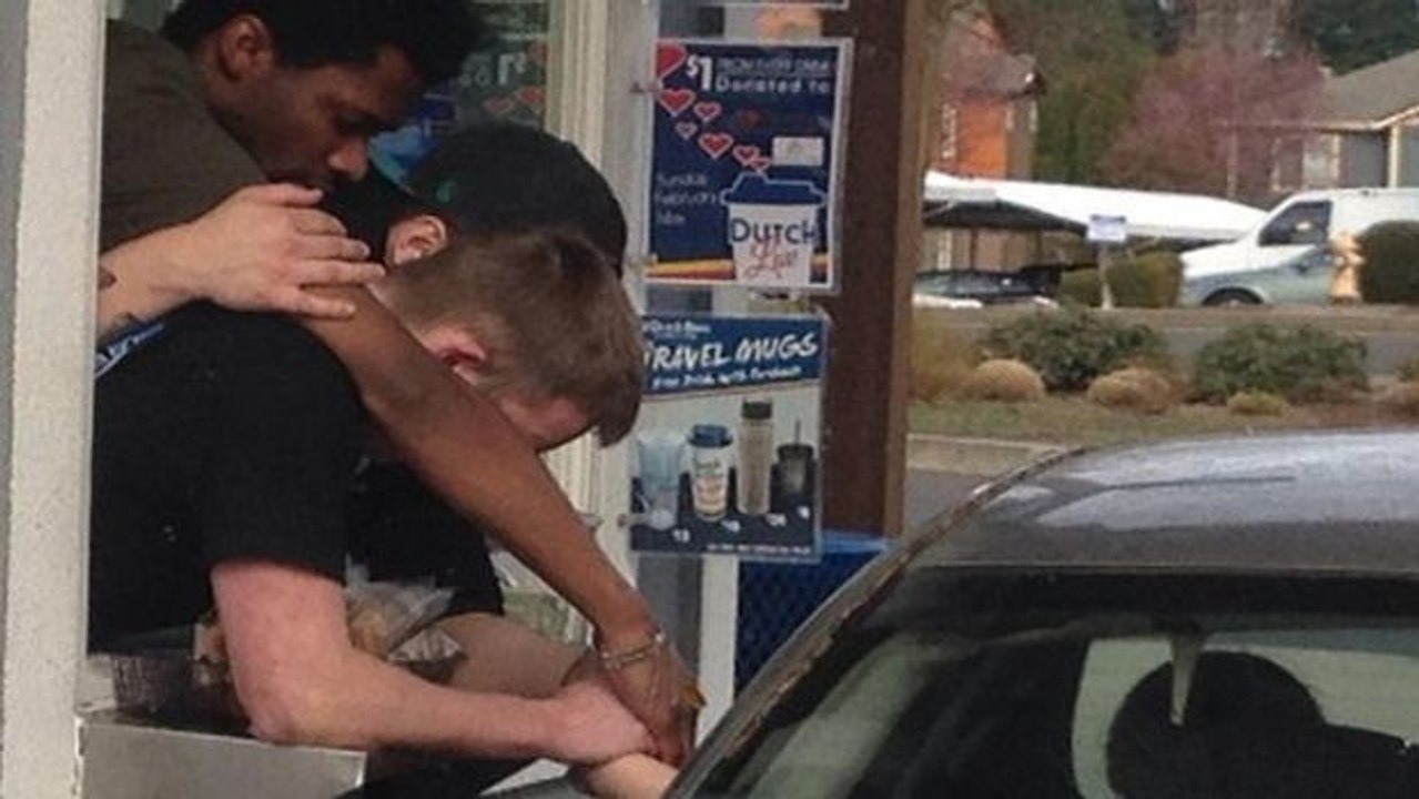 Vancouver: Drei Mitarbeiter eines Fast-Food-Kette beten mit einer jungen Witwe