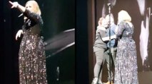 Adele holt ein Paar auf die Bühne, dass sich auf ihrem Konzert gerade verlobt hat