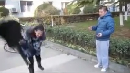 Er hält seiner Auserwählten ein Ständchen, um ihr seine Liebe zu bezeugen, doch sie reagiert in ganz unerwarteter Weise