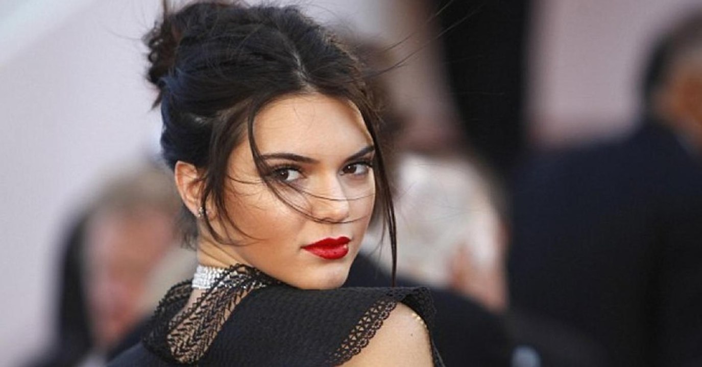 Wie ihr den 'Drunter ist jetzt Drüber'-Trend, also den darüber getragenen BH, am besten straßentauglich macht?