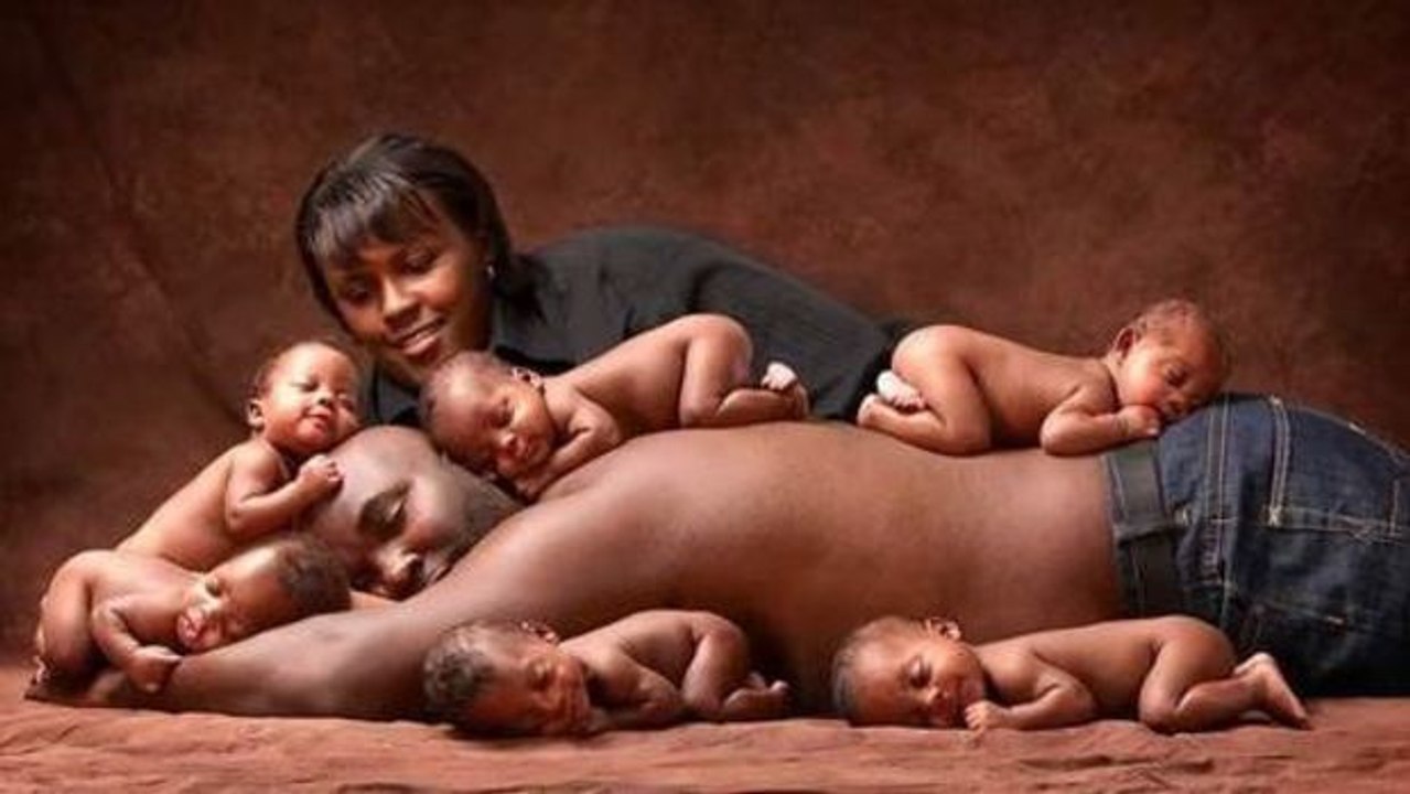 Die Sechslinge stellen ihr Babyfoto nach und sie sind ganz schön groß geworden