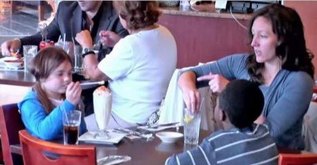 "What would you do?" Eine Frau und ihre Tochter essen sich satt, während der Pflegesohn daneben sitzen muss