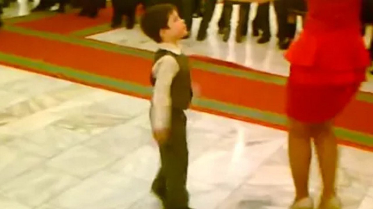 Ein kleiner Junge stiehlt der Braut die Show