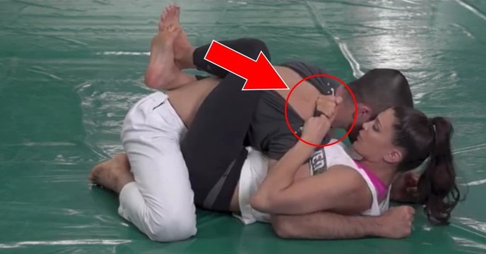 Diesen Würgegriff sollte jede Frau im Falle einer Aggression beherrschen