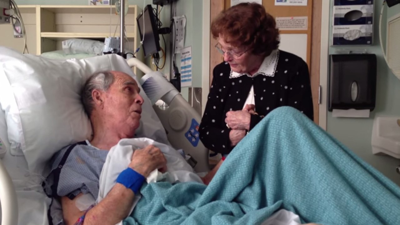 Ein Achtzigjähriger erwacht im Krankenhaus und schenkt seiner Frau einen unglaublichen Liebesbeweis... Herzbewegende Momente!