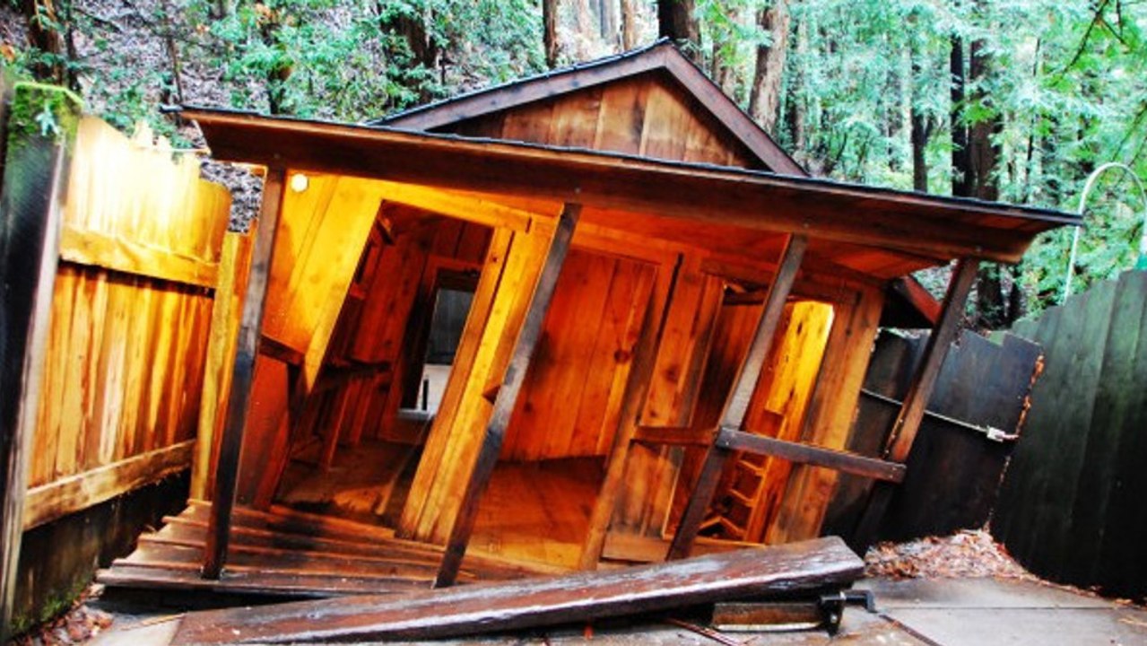 Mystery Spot: Das windschiefe Haus sieht schon von außen befremdend aus... Doch wenn man erst einmal drin ist, spielen alle Sinne verrückt!