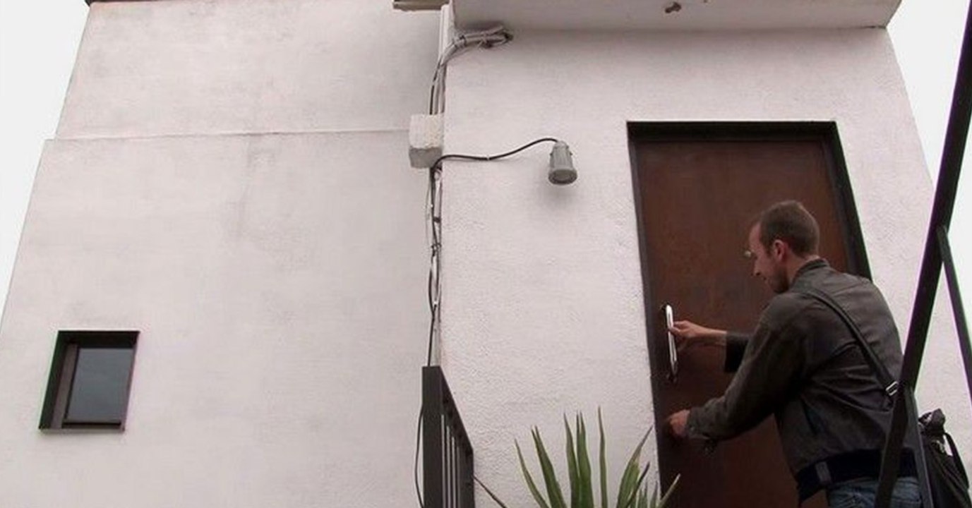 Er baut eine kleine Bruchbude um. Das Ergebnis kann sich mehr als sehen lassen!