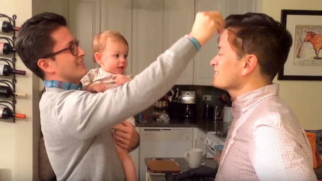 Dieses Baby weiß nicht mehr, wo ihm der Kopf steht, als es zum ersten Mal den Zwillingsbruder des Papas sieht