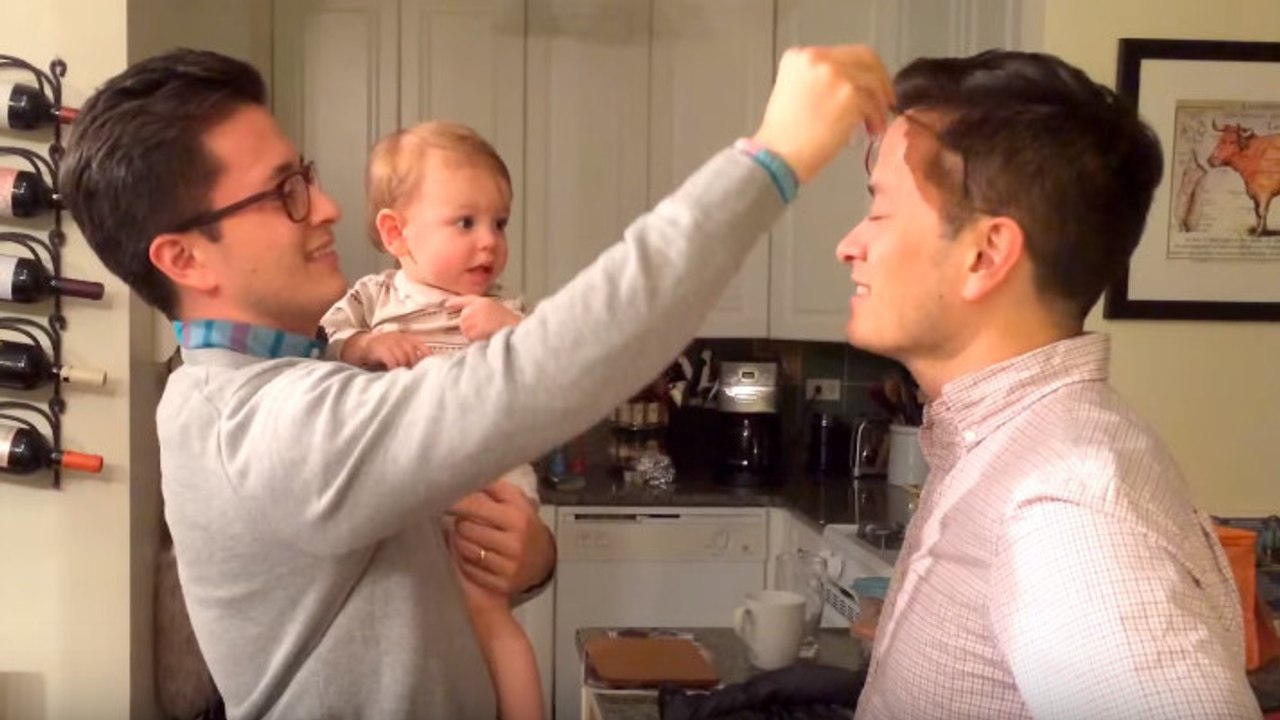 Dieses Baby weiß nicht mehr, wo ihm der Kopf steht, als es zum ersten Mal den Zwillingsbruder des Papas sieht