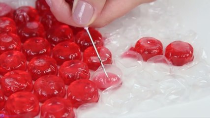 Sie hat eine geniale Idee, um Knallpapier wiederzuverwenden!