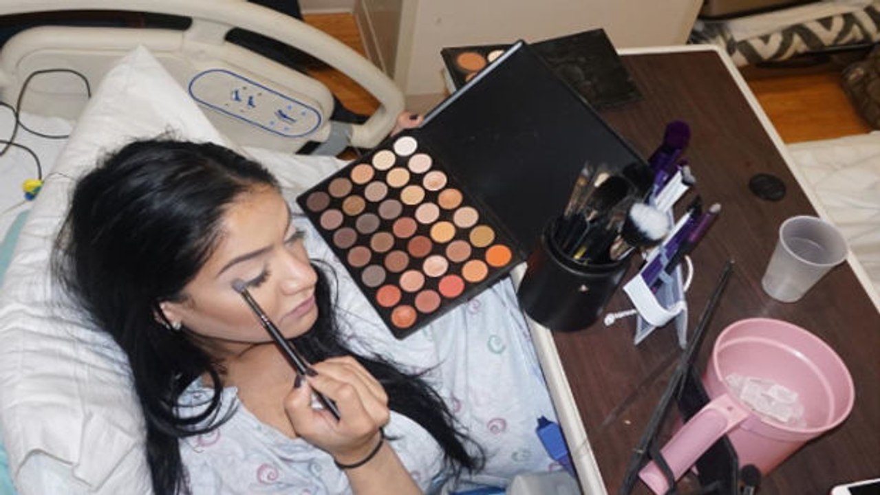 Sie schminkt sich, während sie in den Wehen liegt und erregt damit Unmut im Netz