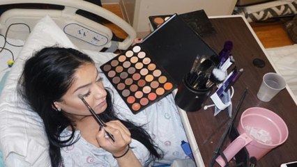 Sie schminkt sich, während sie in den Wehen liegt und erregt damit Unmut im Netz