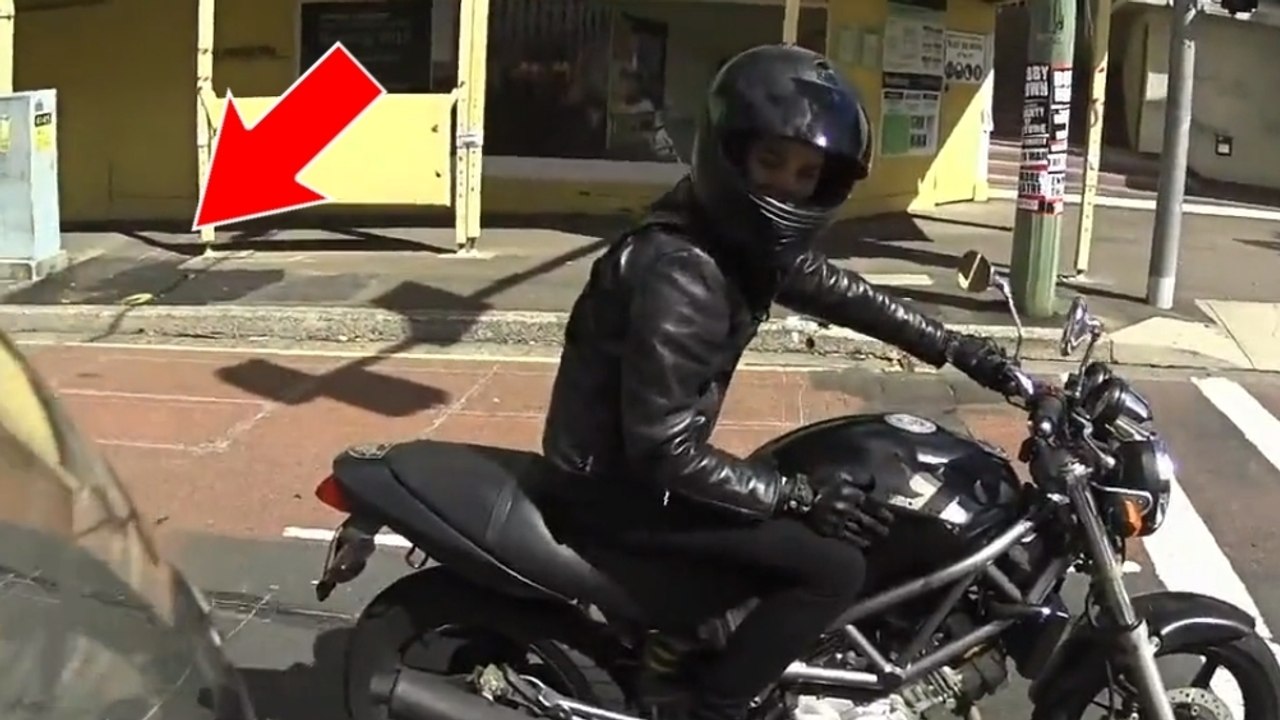 Dieser Motorradfahrer begegnet an einer Ampel der Frau seiner Träume... Doch dann kommt alles anders als erhofft!