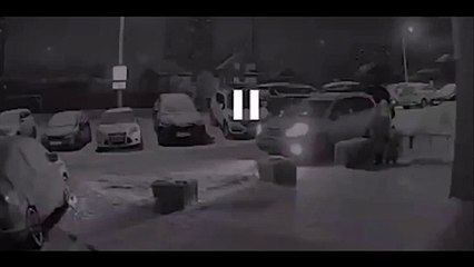 Une famille à 2 doigts de se faire écraser par un bloc de neige... Chanceux