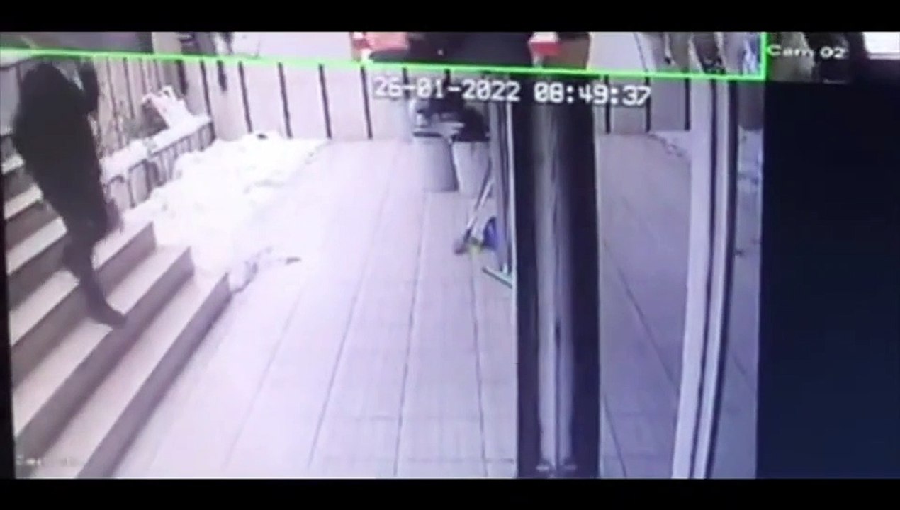 Il chute dans les escaliers et ce qui se passe est dingue...