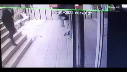 Il chute dans les escaliers et ce qui se passe est dingue...