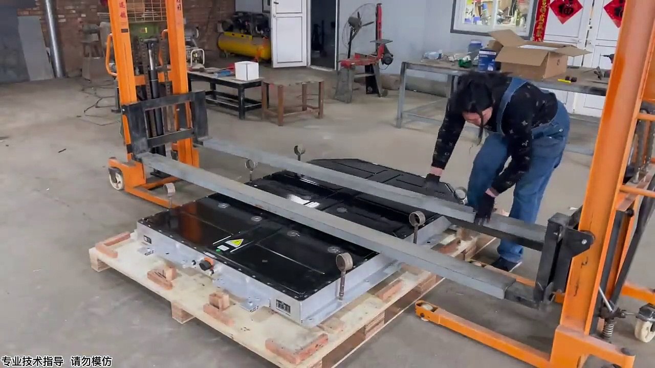 Il construit une batterie géante de 27 000 000 mAh qui peut alimenter 5000 smartphones !