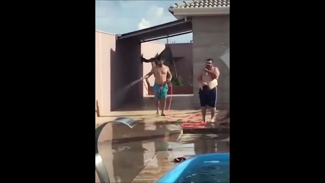 Une glissade en bord de piscine qui termine dans la voiture... toboggan improvisé