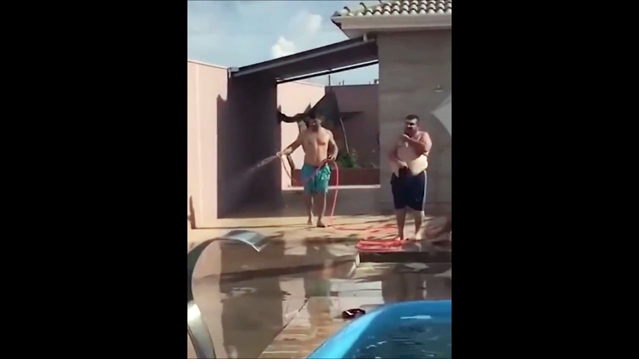 Une glissade en bord de piscine qui termine dans la voiture... toboggan improvisé