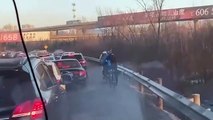 Un cycliste ouvre la route à une ambulance bloquée dans les embouteillages (Corée du Sud);.. héros du jour