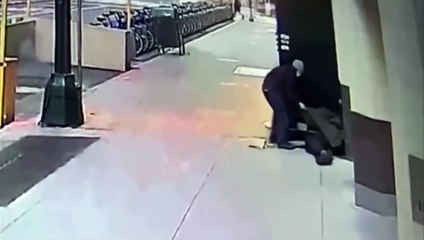 Il offre son manteau à un SDF et se fait voler son portefeuille