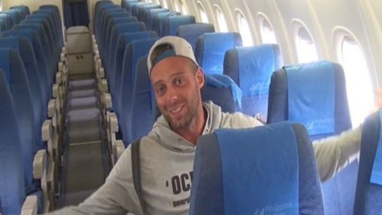 Er ist ganz allein in einem Flugzeug und entdeckt bald, dass er eine große Überraschung erleben wird!