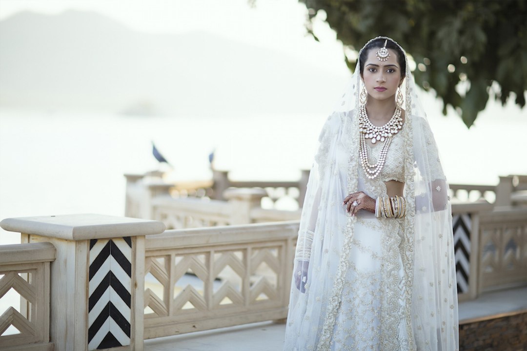 Diese indische Fashion Designerin stickt etwas ganz Besonderes auf ihr Hochzeitskleid