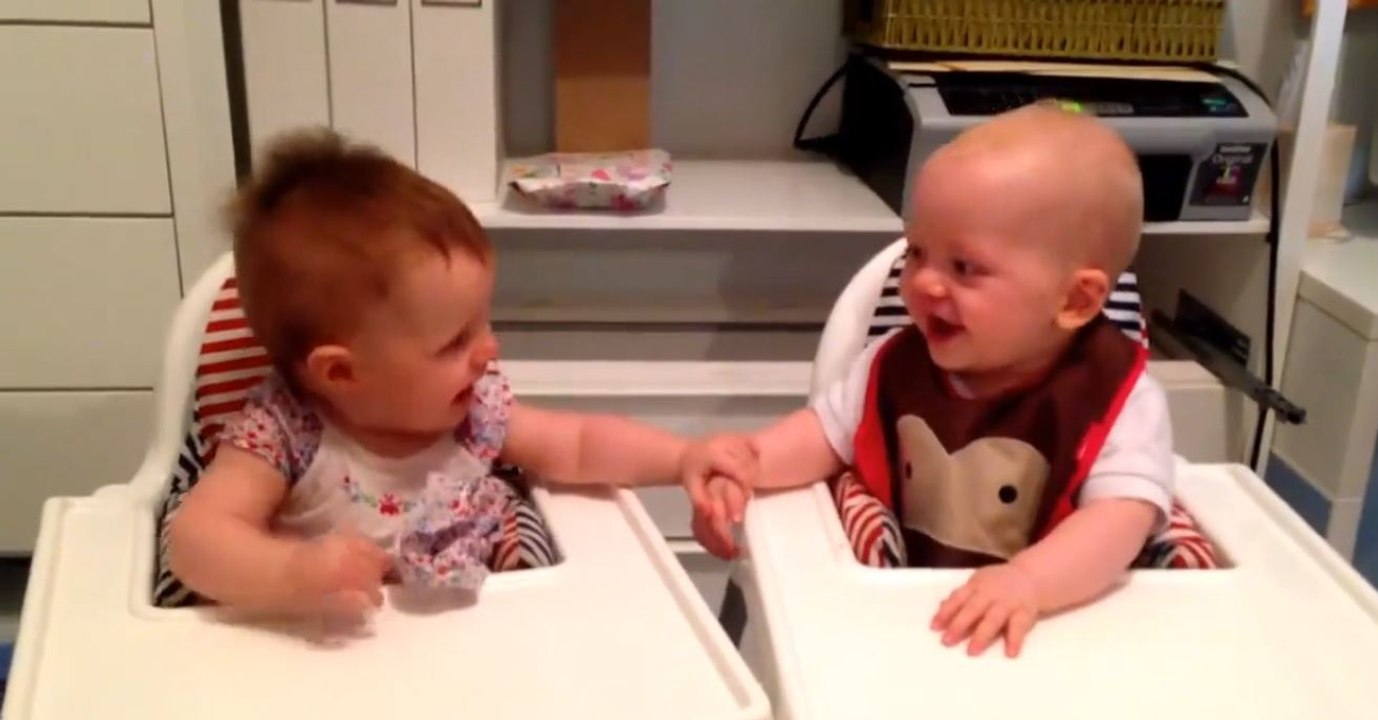 Was diese Zwillingsbabys machen, ist ansteckend