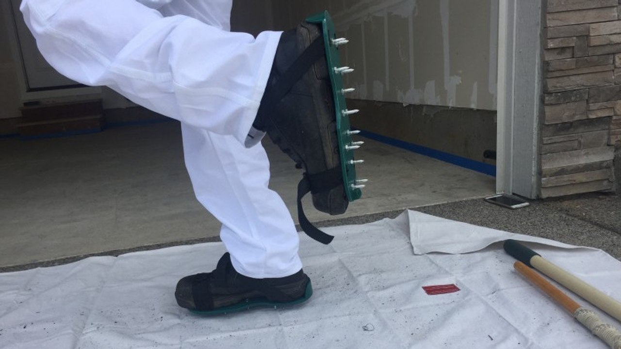 Dieser Mann stattet seine Garage mit einem einzigartigen Designer-Boden aus