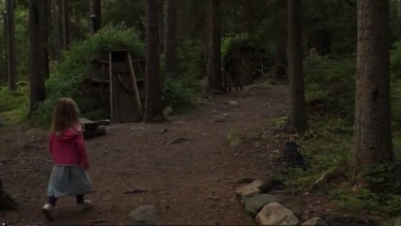 Ein kleines Mädchen geht im Wald spazieren, als es plötzlich... Doch seht selbst!
