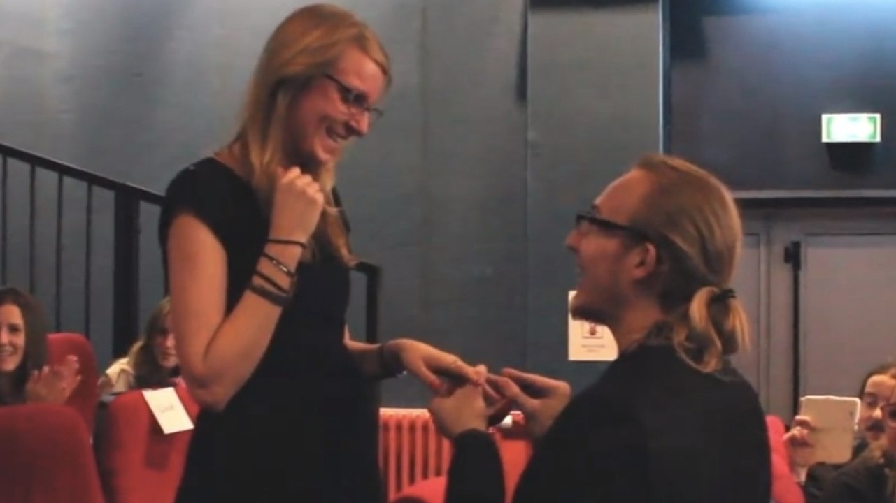 Ein Mann und sein einfallsreicher Heiratsantrag... Wer möchte nicht so einen Heiratsantrag bekommen?