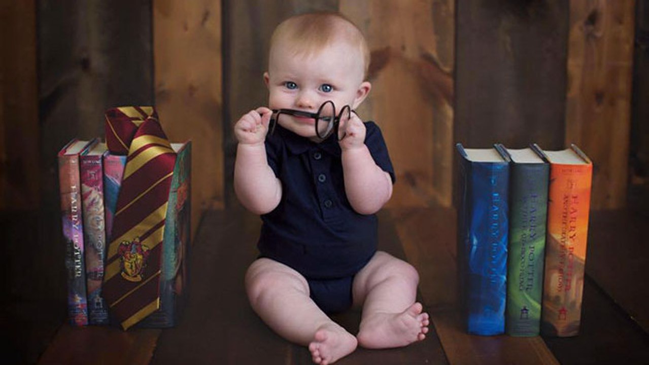 Ein Vater richtet seinem Sohn ein Harry Potter Kinderzimmer ein