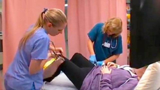 Unbemerkte Schwangerschaft: Eine Jugendliche kommt mit heftigen Schmerzen in die Notaufnahme und bringt ein Kind zur Welt