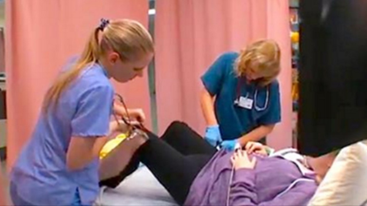 Unbemerkte Schwangerschaft: Eine Jugendliche kommt mit heftigen Schmerzen in die Notaufnahme und bringt ein Kind zur Welt