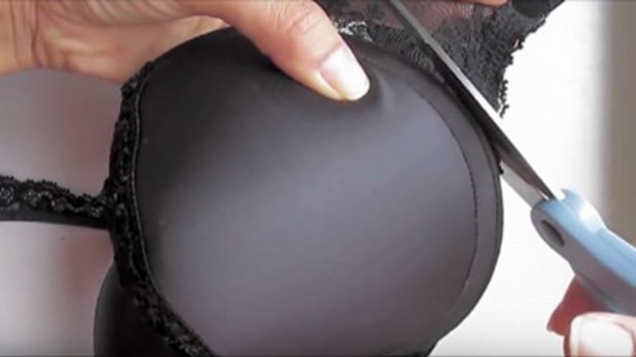 Sie nimmt einen normalen BH und wandelt ihn in einen rückenfreien um!