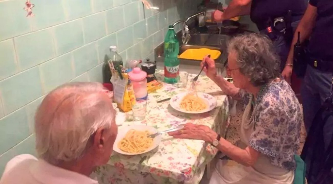 In Rom kochen Polizisten Sphaghetti für ein einsames altes Ehepaar... Eine rührende Geste!