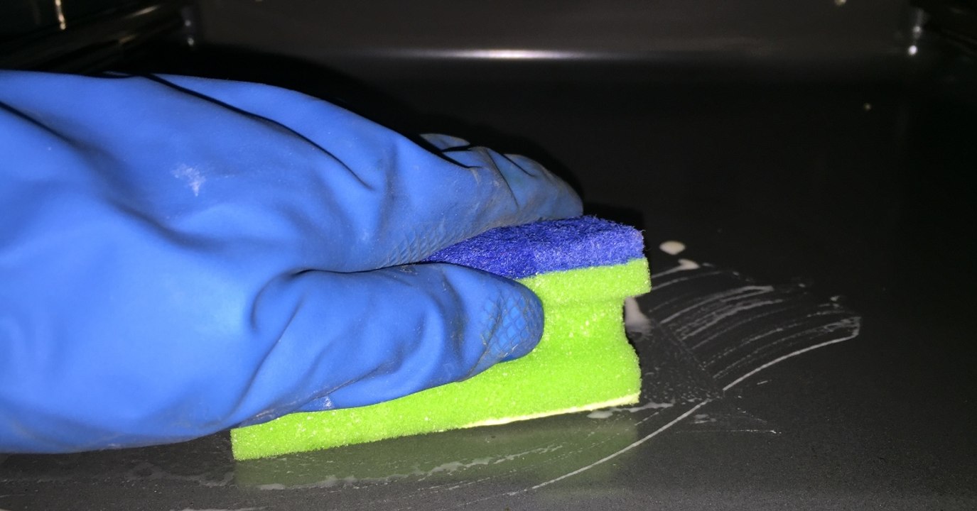 Wundermittel: So wird der Küchenherd wieder blitzblank!