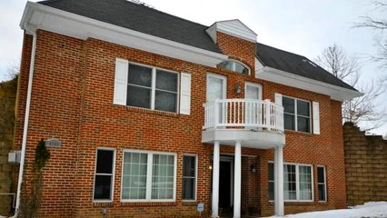 Clinton (USA): Ein in einen acht Meter hohen Erdhügel gebautes Haus