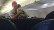 Im Flugzeug nach Atlanta setzt ein Mann ein Zeichen und kümmert sich während des ganzen Fluges um das schreiende Kind einer Schwangeren