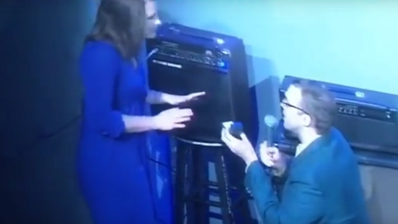 Ein Komiker macht seinen Heiratsantrag vor dem Publikum und bekommt eine Abfuhr