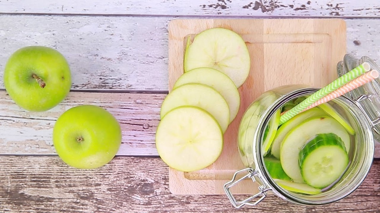 Rezept: erfrischendes apfel-gurke-minze-wasser