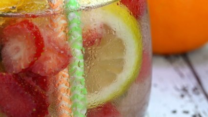 Rezept: Sommerlich frisches Gurken-Früchte-Wasser