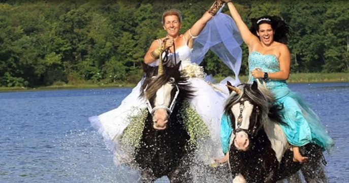 Diese Braut lebt ihren Traum vom Ritt auf einem Einhorn aus. Doch dann wird der Traum zum Alpraum!